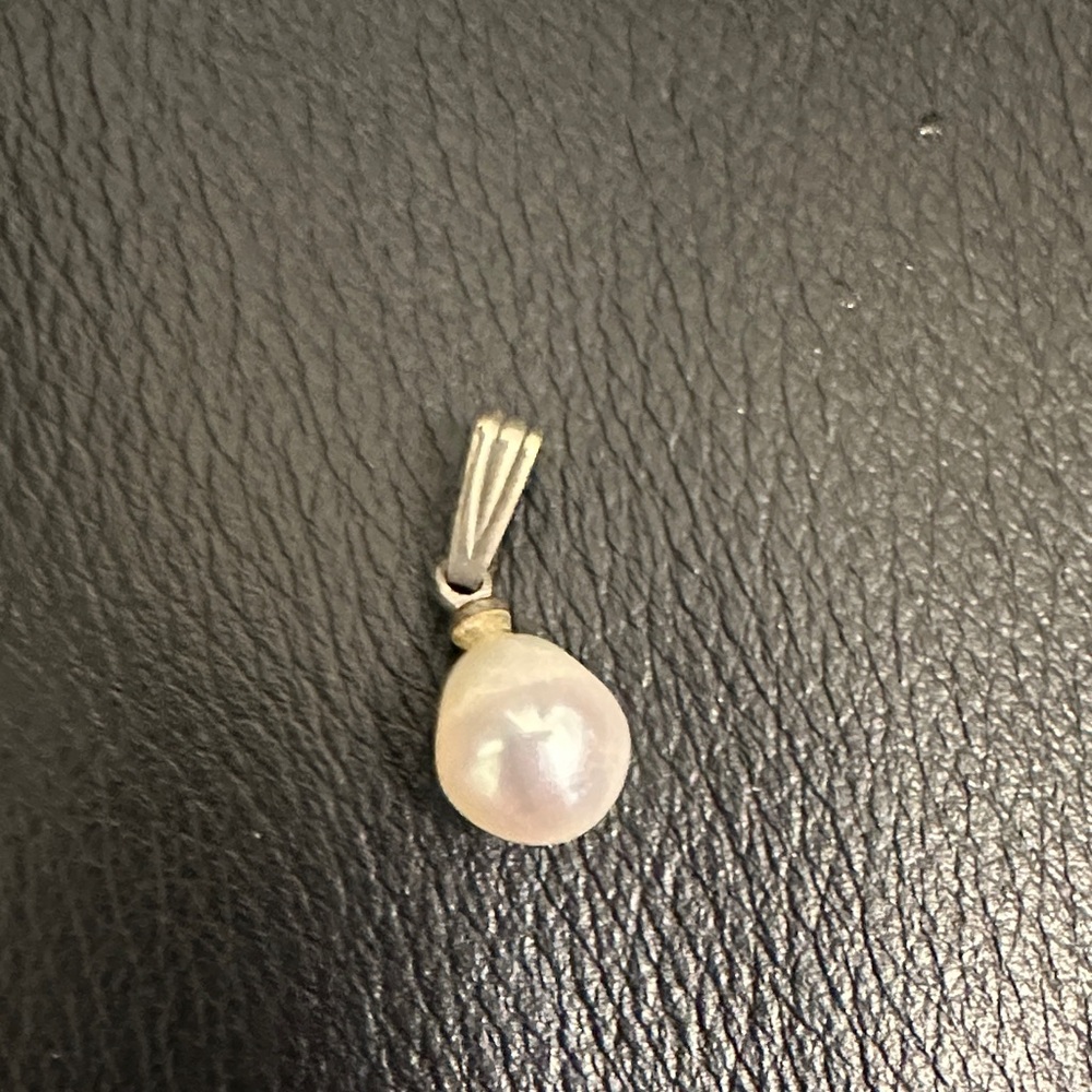 Elegant Silver Pearl Pendant